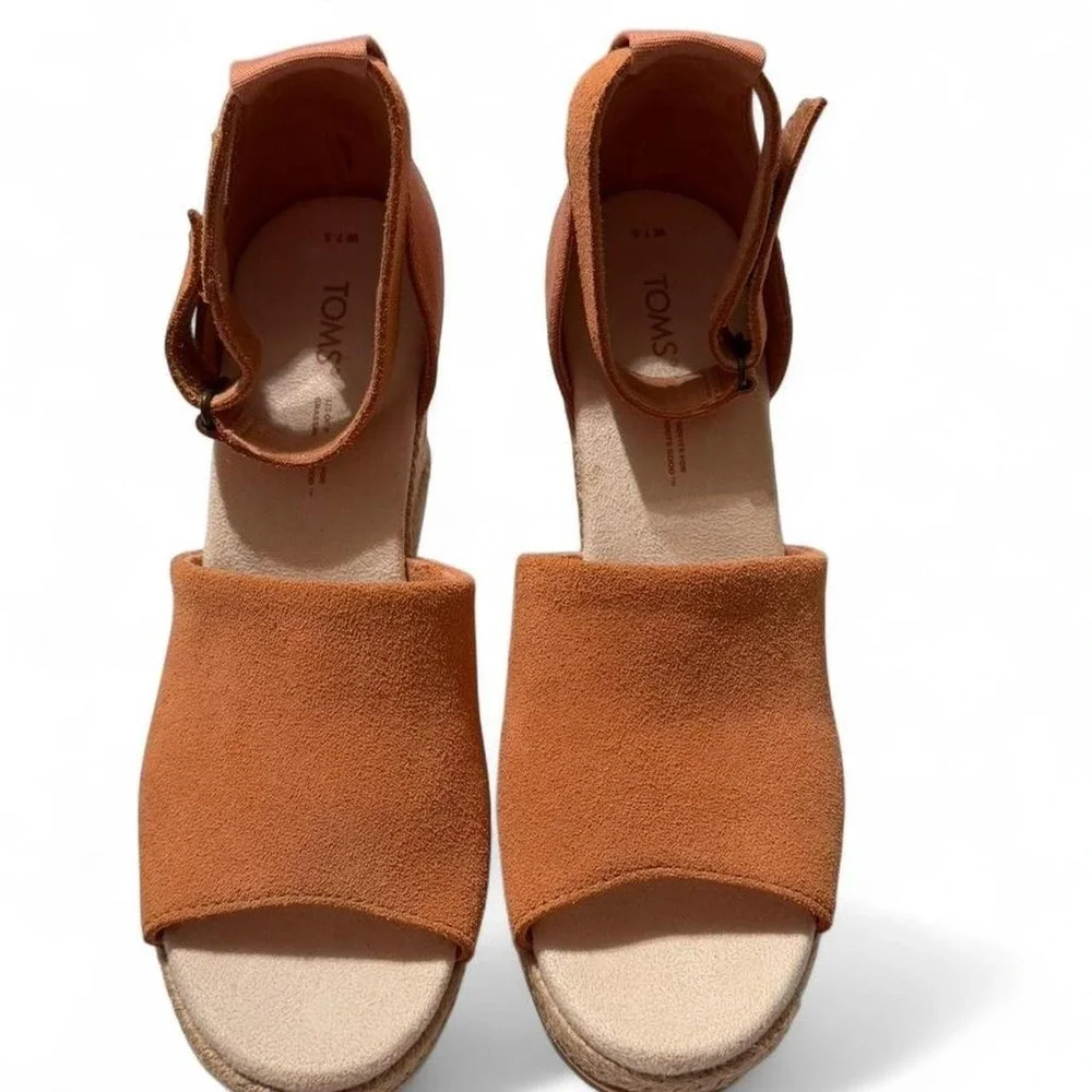 TOMS suede espadrille wedge sandals in a warm size 7.5